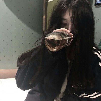 男子喝12瓶啤酒驾车：撞围墙后冲进厂房